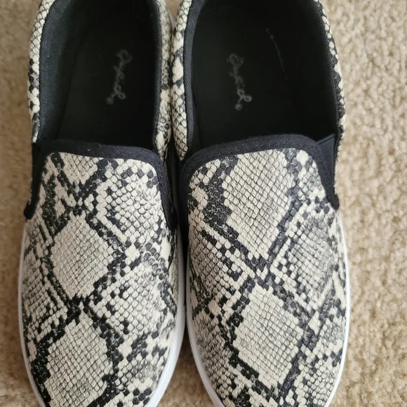 Qupid Snakeskin Slip Ons Size 8 - Picture 4 of 5